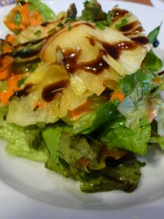 Una foto de Ensalada de laminas de piña y langostinos