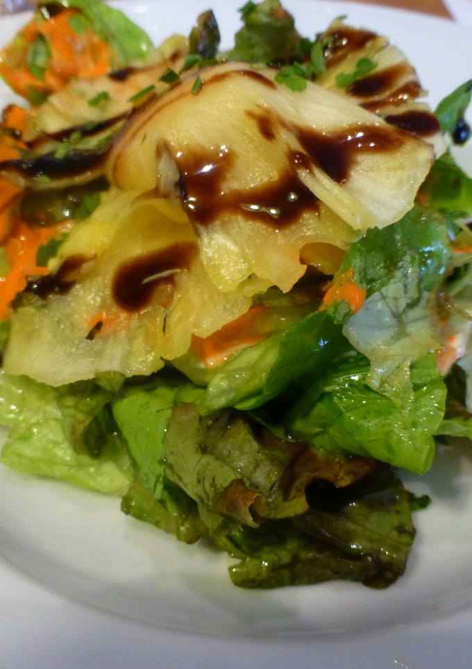 Una foto de Ensalada de laminas de piña y langostinos