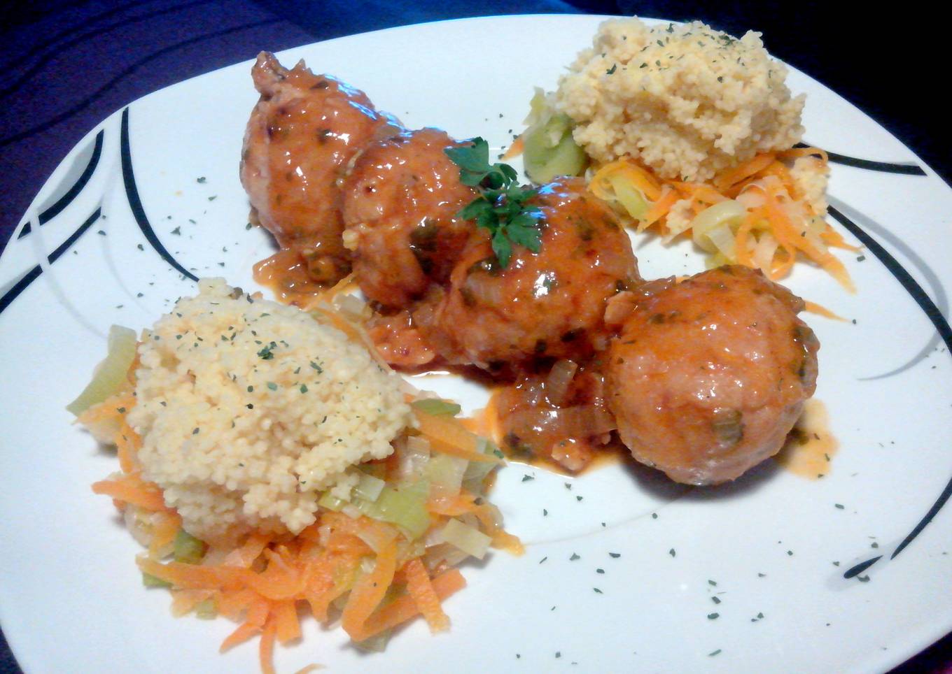 Albóndigas de pavo o pollo en salsa con cuscús y verduras