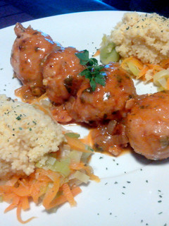 Una foto de Albóndigas de pavo o pollo en salsa con cuscús y verduras