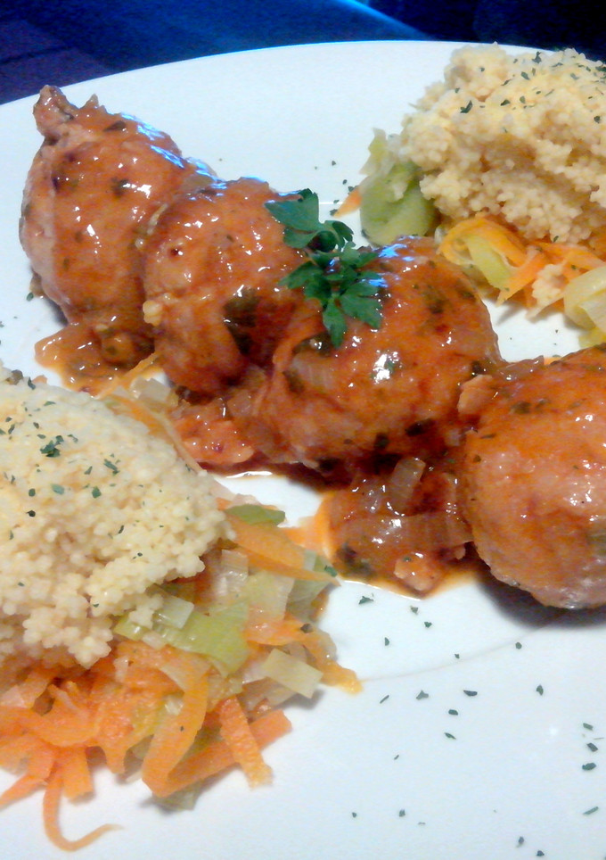 Una foto de Albóndigas de pavo o pollo en salsa con cuscús y verduras