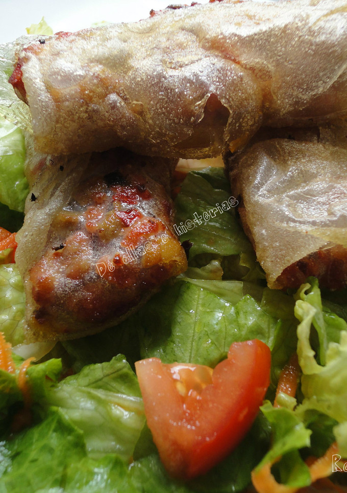 Una foto de Rollitos orientales con ensalada