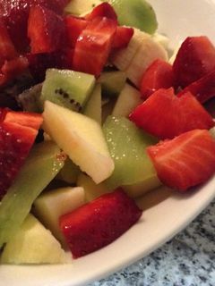 Una foto de Macedonia de fresa y kiwi