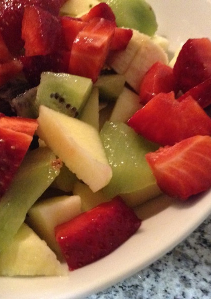 Una foto de Macedonia de fresa y kiwi