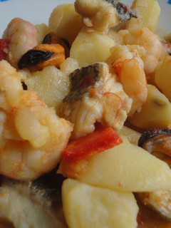 Una foto de Marmitako de sargo, langostinos y mejillones