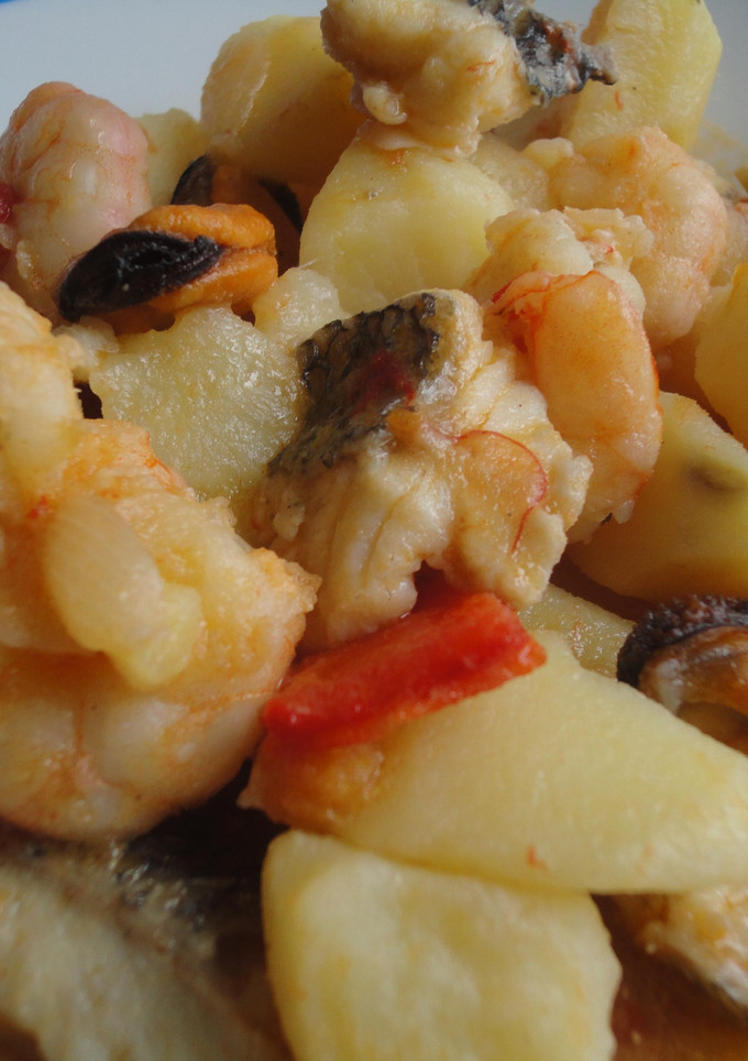 Una foto de Marmitako de sargo, langostinos y mejillones