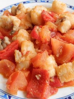 Una foto de Rape con tomates y pimientos del piquillo