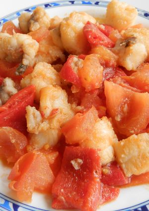 Una foto de Rape con tomates y pimientos del piquillo