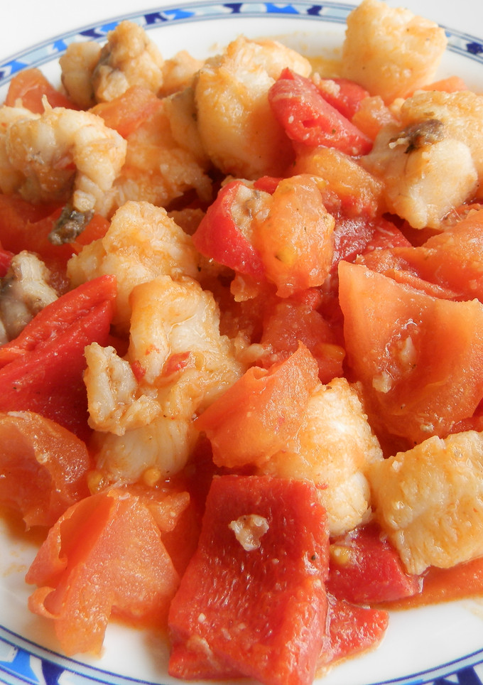 Una foto de Rape con tomates y pimientos del piquillo
