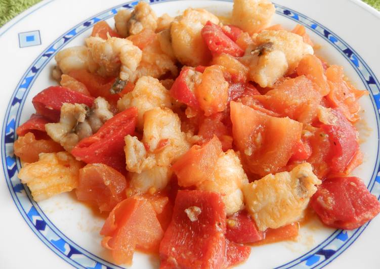 Rape con tomates y pimientos del piquillo