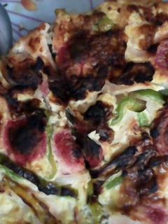 Una foto de tortilla de huevo con salchica
