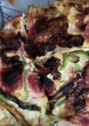 Una foto de tortilla de huevo con salchica