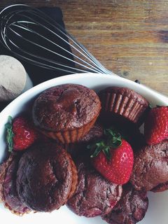 Una foto de Muffins proteicos cambur y fresas