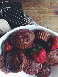 Una foto de Muffins proteicos cambur y fresas