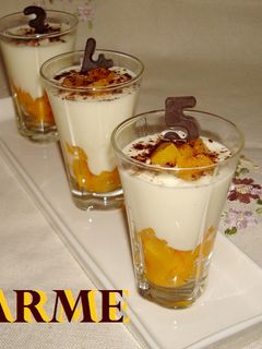 Una foto de Vasitos de crema de chocolate y melocotón