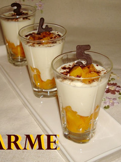 Una foto de Vasitos de crema de chocolate y melocotón