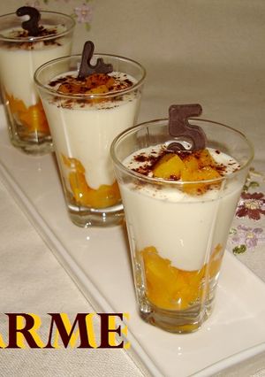 Una foto de Vasitos de crema de chocolate y melocotón