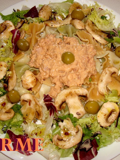 Una foto de Ensalada de lazos con atún y salsa rosa