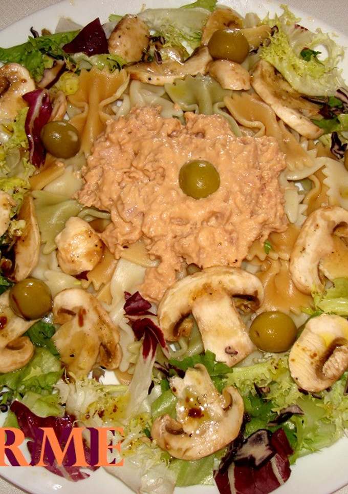 Una foto de Ensalada de lazos con atún y salsa rosa