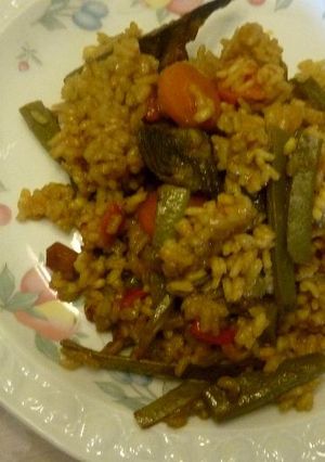 Una foto de Arroz en "paella" de alcachofas y jamón serrano