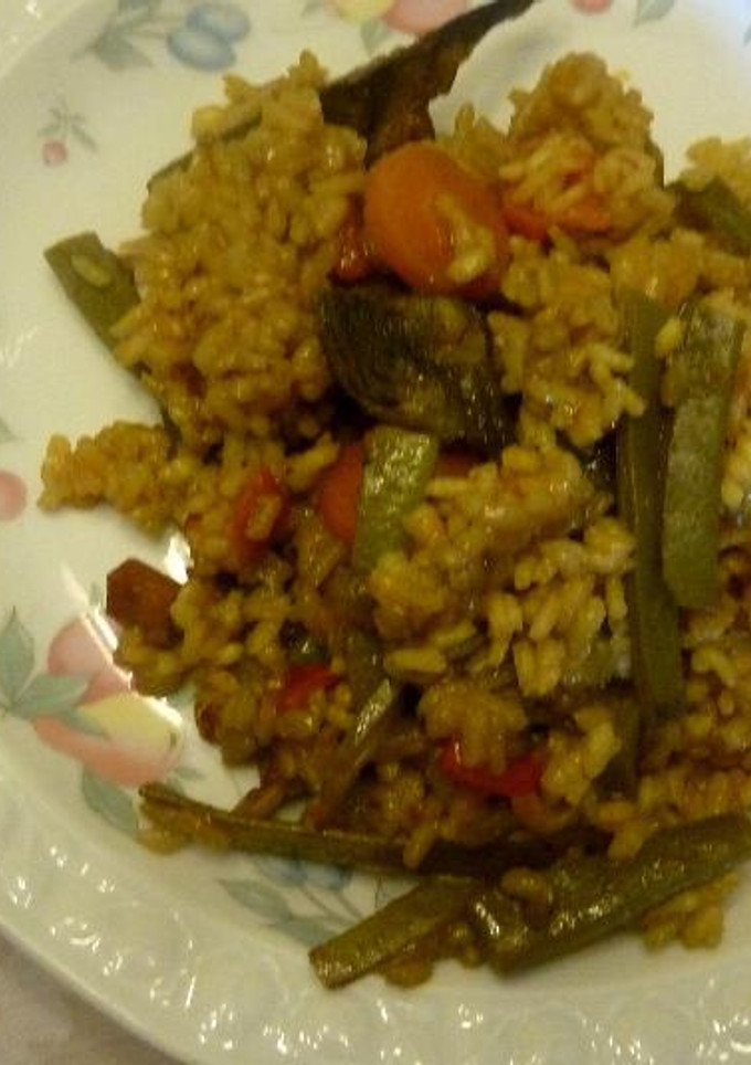 Una foto de Arroz en "paella" de alcachofas y jamón serrano