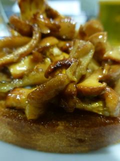 Una foto de Pintxo de seta y huevo de perdiz