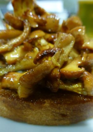 A picture of Pintxo de seta y huevo de perdiz.