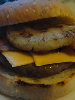 Una foto de Hamburguesa de ternera y piña