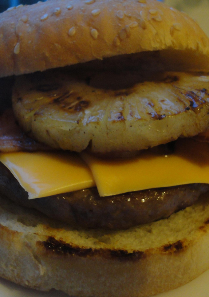 Una foto de Hamburguesa de ternera y piña