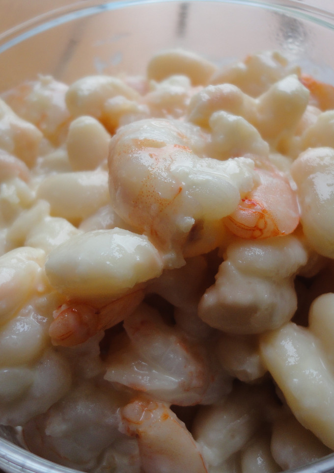 Una foto de Ensalada de judías blancas y gambas