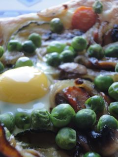 Una foto de Coca de verduras y huevos de codorniz