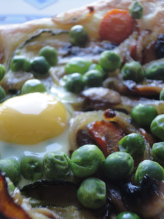 Una foto de Coca de verduras y huevos de codorniz
