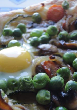 Una foto de Coca de verduras y huevos de codorniz