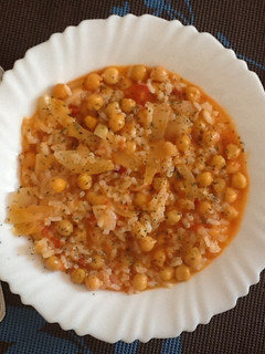 Una foto de Arroz con garbanzos y hierbabuena