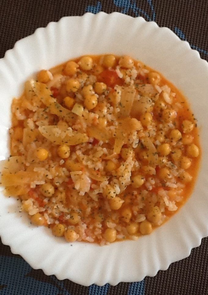 Una foto de Arroz con garbanzos y hierbabuena