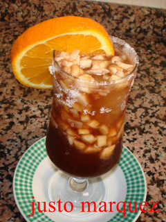 Una foto de Tinto de verano con frutas