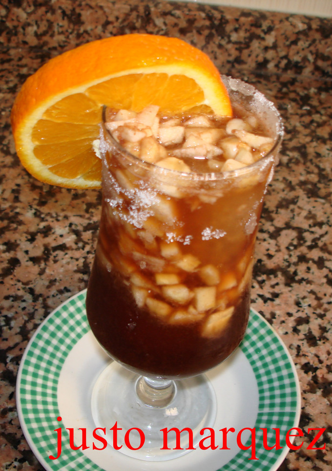 Una foto de Tinto de verano con frutas