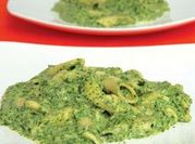 Una foto de pasta con nata albahaca