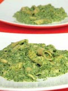 Una foto de Pasta con salsa de albahaca