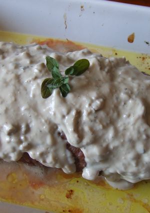 Una foto de Rollo de carne relleno con salsa de boletus