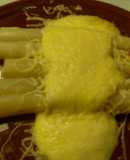 Esparragos frescos con alioli y queso