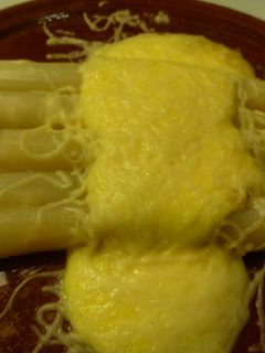 Una foto de Esparragos frescos con alioli y queso