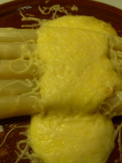 Una foto de Esparragos frescos con alioli y queso