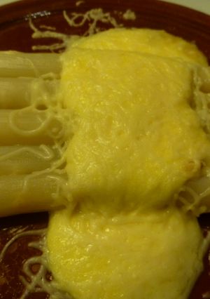 Una foto de Esparragos frescos con alioli y queso