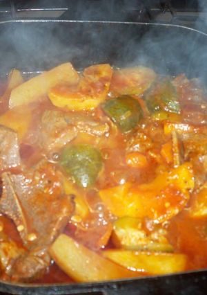 Una foto de Estofado de carne, verduras y papas