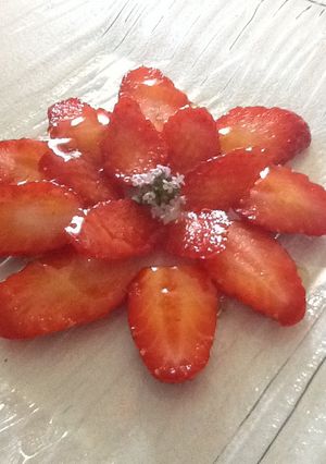 Foto principal de Carpaccio de fresa con caramelo de limón