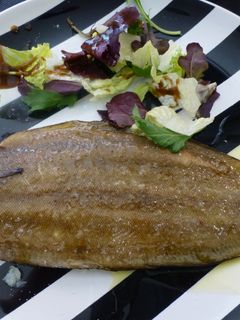 Una foto de Lenguado a la plancha con guarnición.