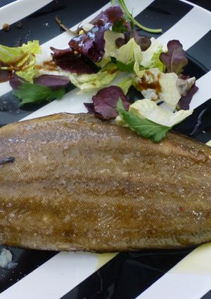 Una foto de Lenguado a la plancha con guarnición.