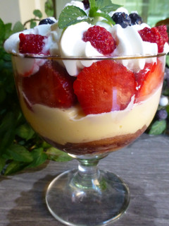 Una foto de Copa de crema y nata con fresas y moras