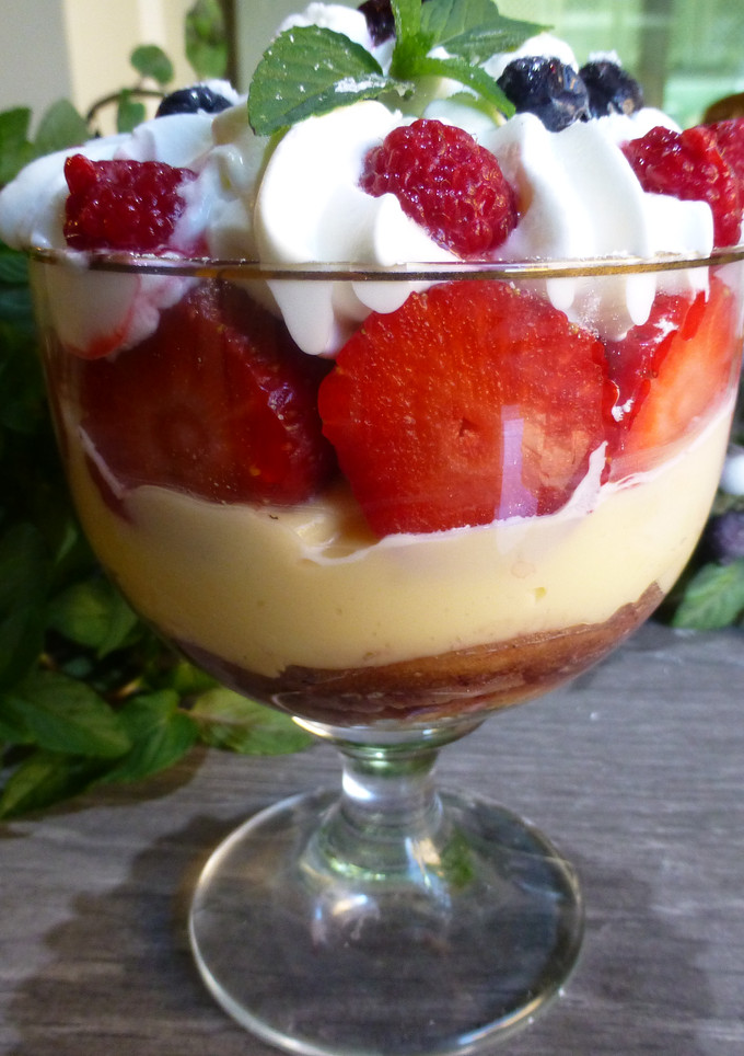 Una foto de Copa de crema y nata con fresas y moras